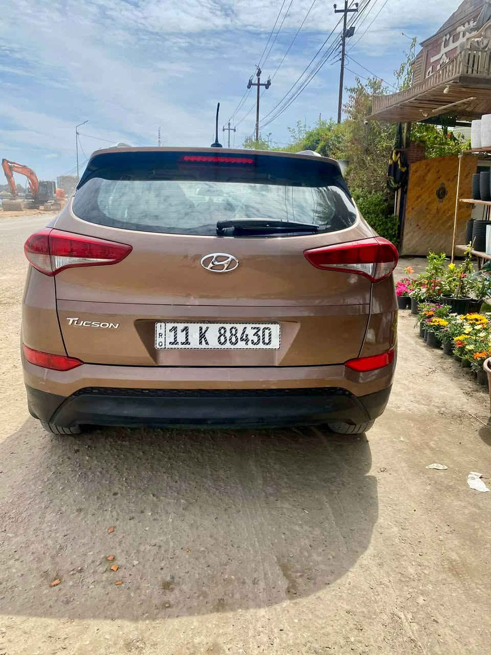 توكسان موديل 2017 
وارد أمريكي حادثه بدايت البنيد فقط  والبنيد مصبوغ 
مكينه 2000  مكينه وكير مكفول  
رقم بغداد باسمي شخصيا 
السياره جاهزه للاخير اي نقص مابيه  
مواصفات كراسي كهرباء ويل  كروم شاشه كامره. تحكمات 3 وضعيات قياده   وبيه هواي مواصفات 
حداديه تخم تاير تبريد كله  جديد 
مكان السياره حله حي الصحه 
السعر 137ورقه وبيه مجال 
رقمي *********** حلة, بابل
