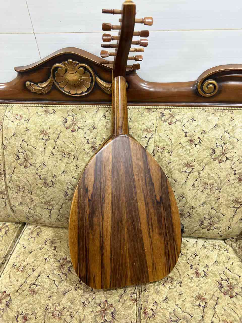 للبيع عود كهربائي هوائي ( الكتريك)  
من خشب الجوز  .. 
نظيف جدا اوتار لابيلا امريكي كاربون  ..  مع ايكولايزر ( أمريكي ) اصلي وليس تجاري ومفاتيح ابانوس
المكان / بغداد 
للتواصل / ***********
موجود مقطع فيديو للصوت
