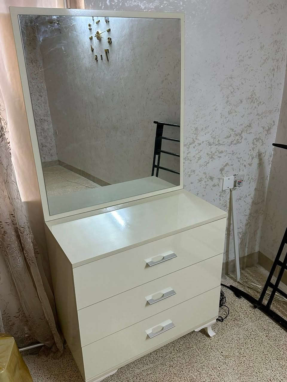ژووری نووستن بۆ فرۆشتن کەنتۆر سکە و دوو کۆمێدی و مێز تەوالێت زۆر پاک و بێ کێشەیە کەم بەکارهاتووە  سعری 175 هەزارە و مەجالێکی کەمی تێدایە (***********)
