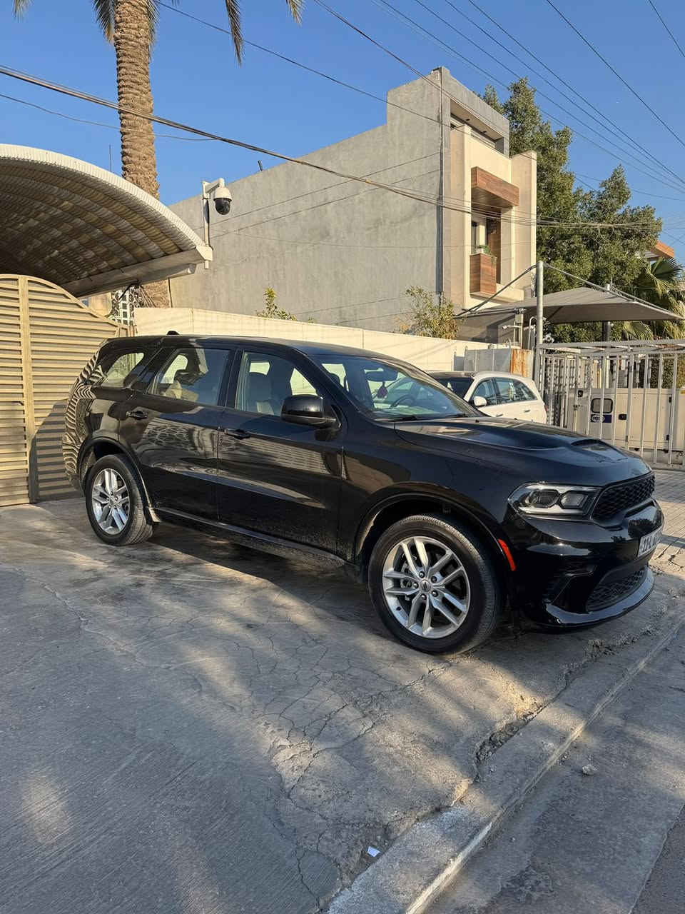 أعلان بيع 
للبيع سيارة  دورنكو GT *Dodge Durango GT 2023* بحالة ممتازة.

1. معلومات أساسية
- *الملكية*: باسمي - وارد أمريكي
- *الحادث*: حادث بسيط في الدعامية الأمامية وتم اعادتها مع تبديل ويل أمامي فقط ( بالامكان الاطلاع على صور الحادث ) 
- *اللون*: أسود
- *المكان*: بغداد
- *السعر المطلوب*: 320 ورقة
- *للتواصل*: ***********

2. المواصفات الميكانيكية
- *المحرك*: 3.6L V6 بنزين
- *ناقل الحركة*: أوتوماتيك - كفالة كير وصدر
- *الدفع*: رباعي 4x4
- *الإطارات*: بحالة  جيدة
- *نظام ABS*: مانع انزلاق
- *نظام Start/Stop*: إطفاء وتشغيل أوتوماتيكي

3. المواصفات الخارجية والداخلية
- *المصابيح*: زينون أمامي + LED + كشافات ضباب زينون
- *البنيد*: محدث أصلية
- *البدي*: بدون صبغ
- *المقاعد*: جلد أصلي VIP
- *الصندوق الخلفي*: كهربائي
- *المقود*: رياضي كهربائي مع تدفئة وتحكم كامل

4. التكنولوجيا والراحة
- *الشاشة*: شاشة لمس 10.1 إنش
- *نظام الملاحة*: GPS مدمج
- *نظام الصوت*: أصلي
- *الكاميرا*: خلفية ممتازة
- *التشغيل*: بصمة تشغيل + بصمة أبواب + بصمة الصندوق + تشغيل عن بعد
- *المقاعد*: تحكم كهربائي كامل لمقعد السائق 
- *Gear Shifters*: Paddle Shift خلف المقود

5. أنظمة السلامة
- *رادار أمامي* مع نظام مانع التصادم
- *حساسات خلفية* أصلية
- *تحذير مغادرة المسار* Lane Departure Warning
- *تحذير النقطة العمياء* Blind Spot Detection
- *تحكم ستيرن*: بلوتوث، مكالمات، مثبت سرعة Cruise Control، تحكم صوتي

السيارة نظيفة وجاهزة للاستخدام المباشر. للمعاينة والفحص، التواصل على الرقم أعلاه.
