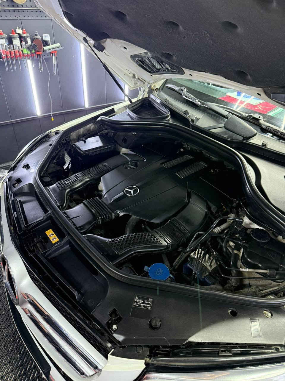 مارسدس خليجي مكفوله وكالة فول واحد على واحدعلى وضع الشركة برغي ممفتوح بيه ماشيه 100 كيلو الفئه المرغوبة جي ال اي تمشي على بانزين عادي السيارة اخت الزيرو او بالعافية على الي ياخذه السعر 330 رقم الهاتف ***********
