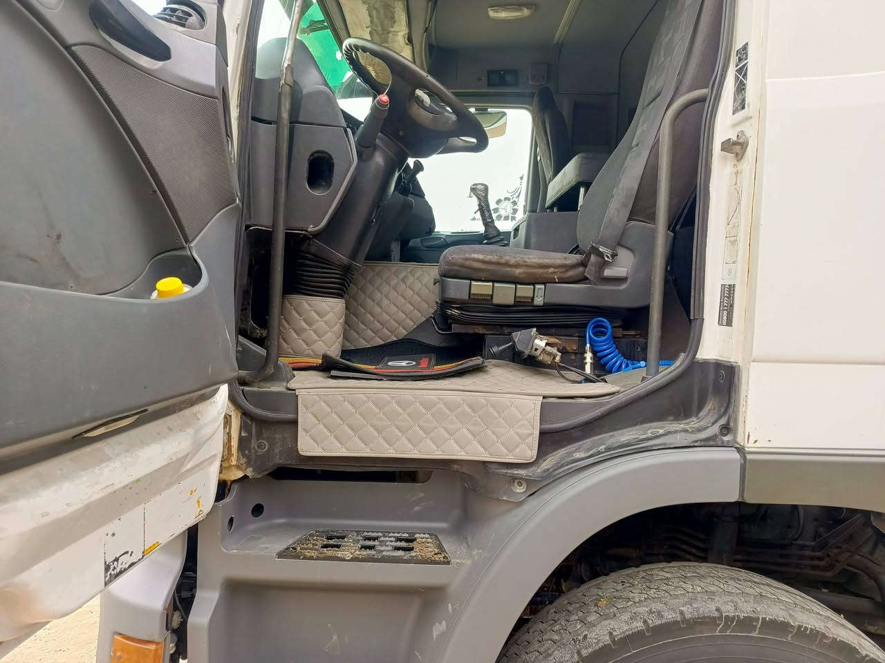 اكتروز قاطره ومقطوره 2004 رقم واسط سنويه جديده مكينه 44 مجموعه نص جي أف تخم تاير بدي حوضي جديد  +عربانه علم شاصي الماني دناگير سربس وزنها خفيف راس وعربانه 24 طن و 800 جاهزه للعمل مكاني كوت 
***********
