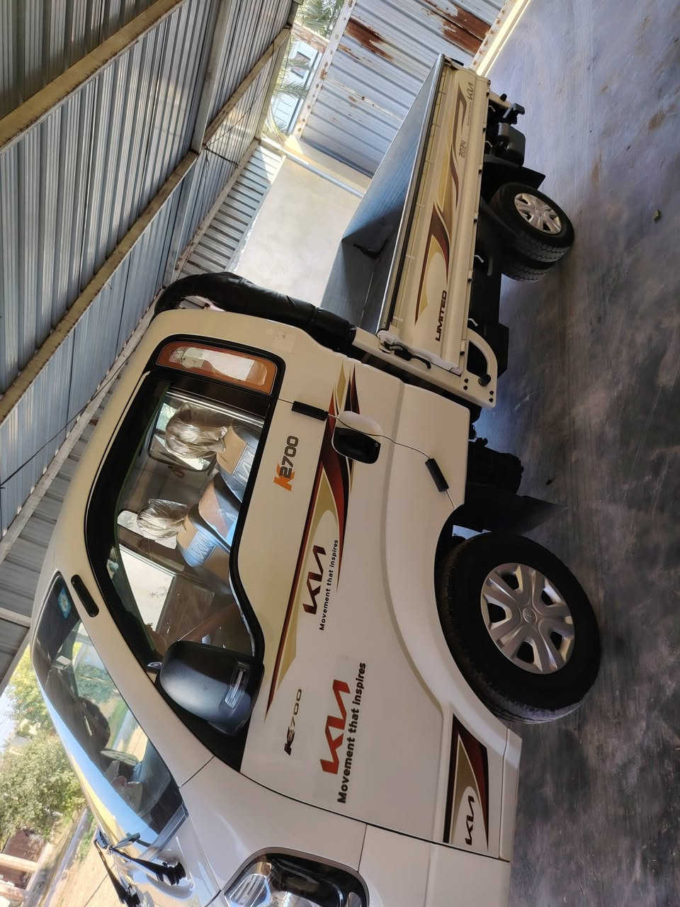 السلام عليكم سياره كيه حمل موديل 2024  مكفوله كفاله عامه رقم الهاتف ***********
