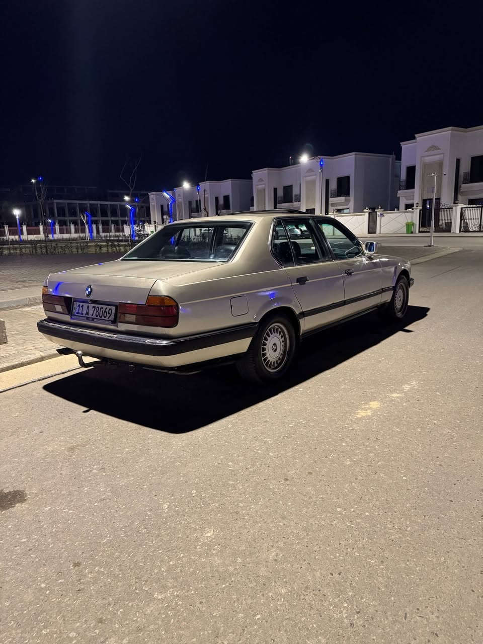 السلام عليكم
صل ع محمد وال محمد 
 سياره للبيع BMW 735i V6 3.5L محرك مفتوح  رقم بغداد سنويه جديده لسنة 2029 شهر 12 فحص وهزه كامله 
-كير ومحرك حاويه جدد ماشاءلله شرط شلعه وبطناش شرط الفحص وين متريد مكينه و الكير طبكه كامله مشدود بيه
-منظومه مي المحرك جديده ( راديتر + ولف الحماوه + الجوينات ) يعني حماوه نص اله شعره ثابته 
-السياره دبل كمبيوتر فول والموصفات معروفه مالته 
ساعات جديده حاويه (كيجات الدشبول ) 
-مسجل (بلوتث +AUX +USB) جديد
-دبل جكمجه
-السياره فتحه سلايت جديد حاويه 
-كشنات جلد دوشمه جديده  
-تنته والعضمات والدشبول الخلفي مدوشمه جديده لون رصاصي البلادي 
-كشنات كهرباء السايق والصدر 
-غرفه الجنطه جديده حاويه
-منظومه زنون كامله سكن وناصي وعالي وبلوجكتر 
-شاشه وكامره خلفيه
-السياره دواخل صاج ملكي بطاين الباب جدد مال حاويه 
-دعاميات اصليه امامي وخلفي 
-ايرباك ستيرن
-البك لايت حاويه اصلي 
-هوك خلفي 
-السياره بيه سبير ويل كب
-سايد بريك شغال 
-تايرات امامي جدد والخلفي نظيف كلش 
-3 وضعيات قياده شغاله (Sport .  Eco . Winter)
بختصار السياره حلوه وبالواقع احلى من الصور
مصبوغه جماليه 
التبريد فيريز وبوكس التربيد حاويه والراديتر والصوندات جدد نقصه فقط كمبريسر (شرط) كان شغال وتبريده ثلج بس عدم التفرغ مسويته 
والسياره بيه نواقص بسيطه ( كماليات )
السياره معمره جديد ونصبته كلش حلوه 
حداديه 70٪   
مكان السيارة كربلاء
السعر 55$ وبيه مجال حك جيتك 
والسياره متعوب عليه اكثر من سعره
*********** متواجد واتس اب ايضا
