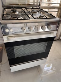 للبيع طباخ نظيف جدا شغال وفرنه شغال 💯وشازلونه ٠٧٧١٠٦١٠٦٠٠ موجود واتساب