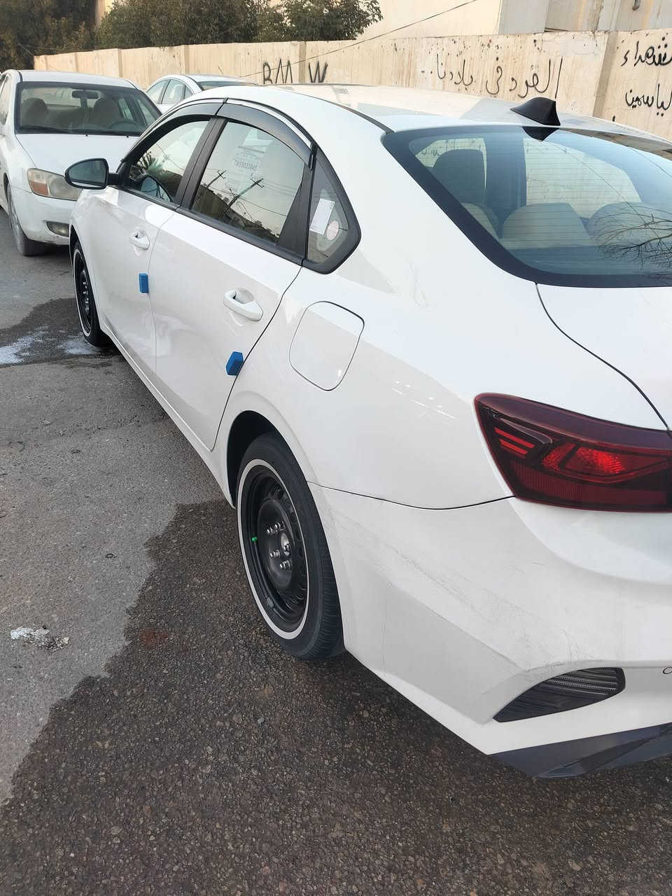 السلام عليكم سيراتو موديل 22 للبيع رقم اربيل دولي مكفوله من ضربه وصبغ والسونار موجود بالصور مواصفات تبريد قطعتين داخل بيجي شاشه وكامرة لد امامي مكينه وكير وحداديه خير من الله سعرها 155 وبيها مجال السيارة عليها غرامه بأربيل 6 اوراق تنزل من سعر السيارة مكانها نجف للاتصال ***********
