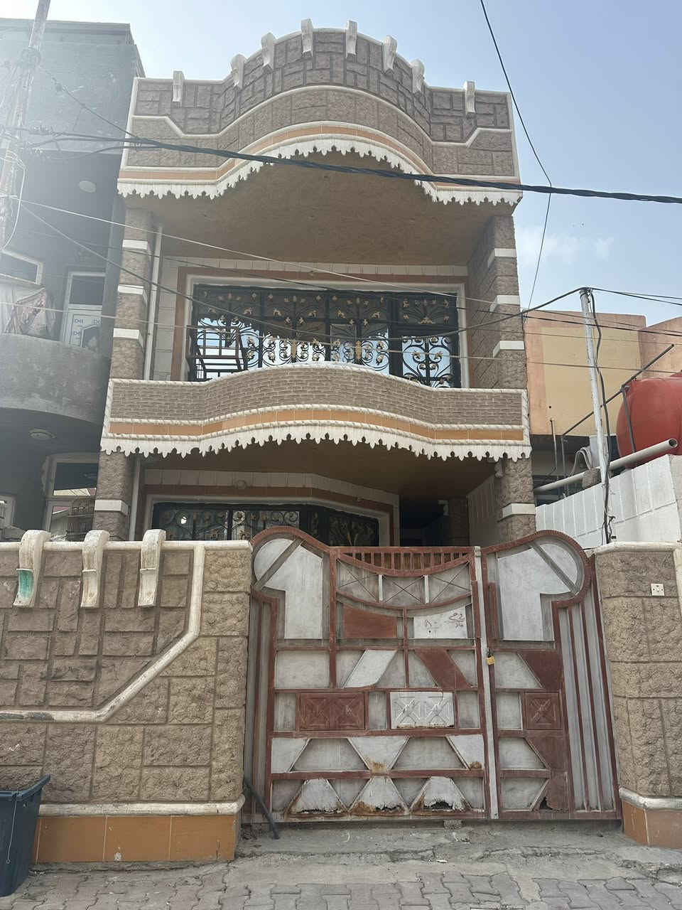 سلام عليكم البيع مشتمل ١٠٠متر قاطين بناء حديث طابوك جمهوري  واجهيه ٥ونزال ٢٠طابوً صرف تحرير بظهر جامع الصديق***********
