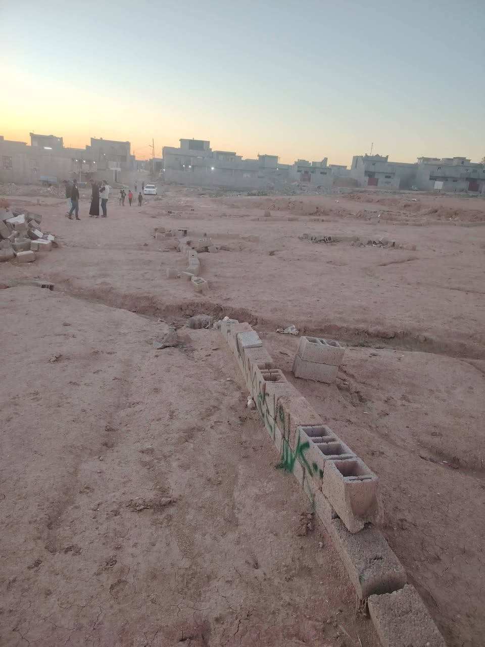 قطعه للبيع حي الشرطه قريبه علئ لبيوت المساحه  200متر
للستفسار هاذا الرقم ***********
