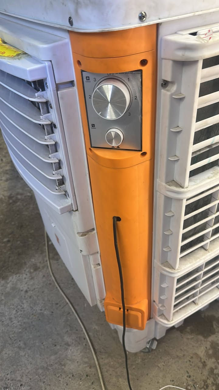 الرقم ‏‪***********‬‏
السعر 200 كنفيره نضيفه قويه عل فحص 
الجديد مالته  350 
سبب البيع انريد نعزل المحل 
ما بدل بيه شي كله جديده
