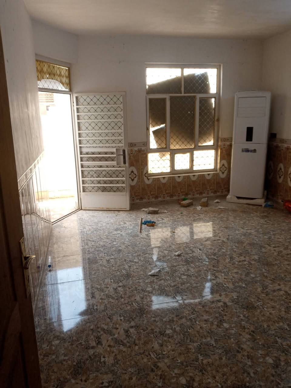 السلام عليكم بيت للاجار الدوره هور رجب يم المدارس 4غرف نوم اجاره 400الف للاستفسار  الاتصال على رقم ***********
