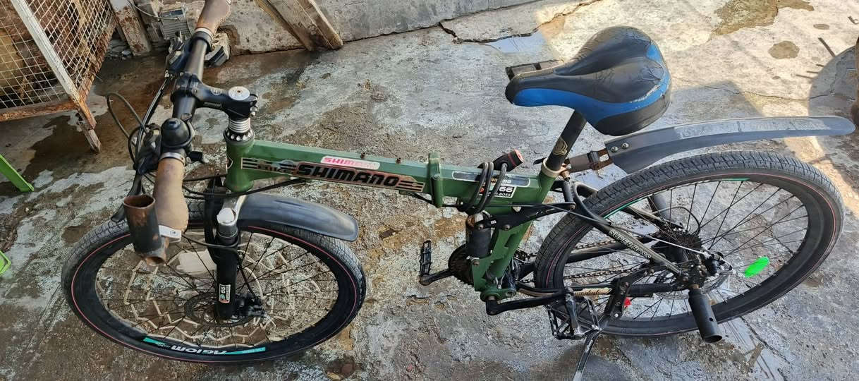 دراجة هوائية جبلية قابلة للطي، تتميز بإطار أخضر اللون يحمل علامة تجارية "SHIMANO".
تحتوي على عجلات مقاس 26 بوصة ونظام تعليق مزدوج لامتصاص الصدمات.
السيبايه مالته موجوده  بس دبلات الاماميه شويه تشكل او سبرنكات 100


**إذا كنت صاحب هذا الإعلان وتريد حذفه لأي سبب، رجاءا أرسل رسالة إلى الدعم الفني**