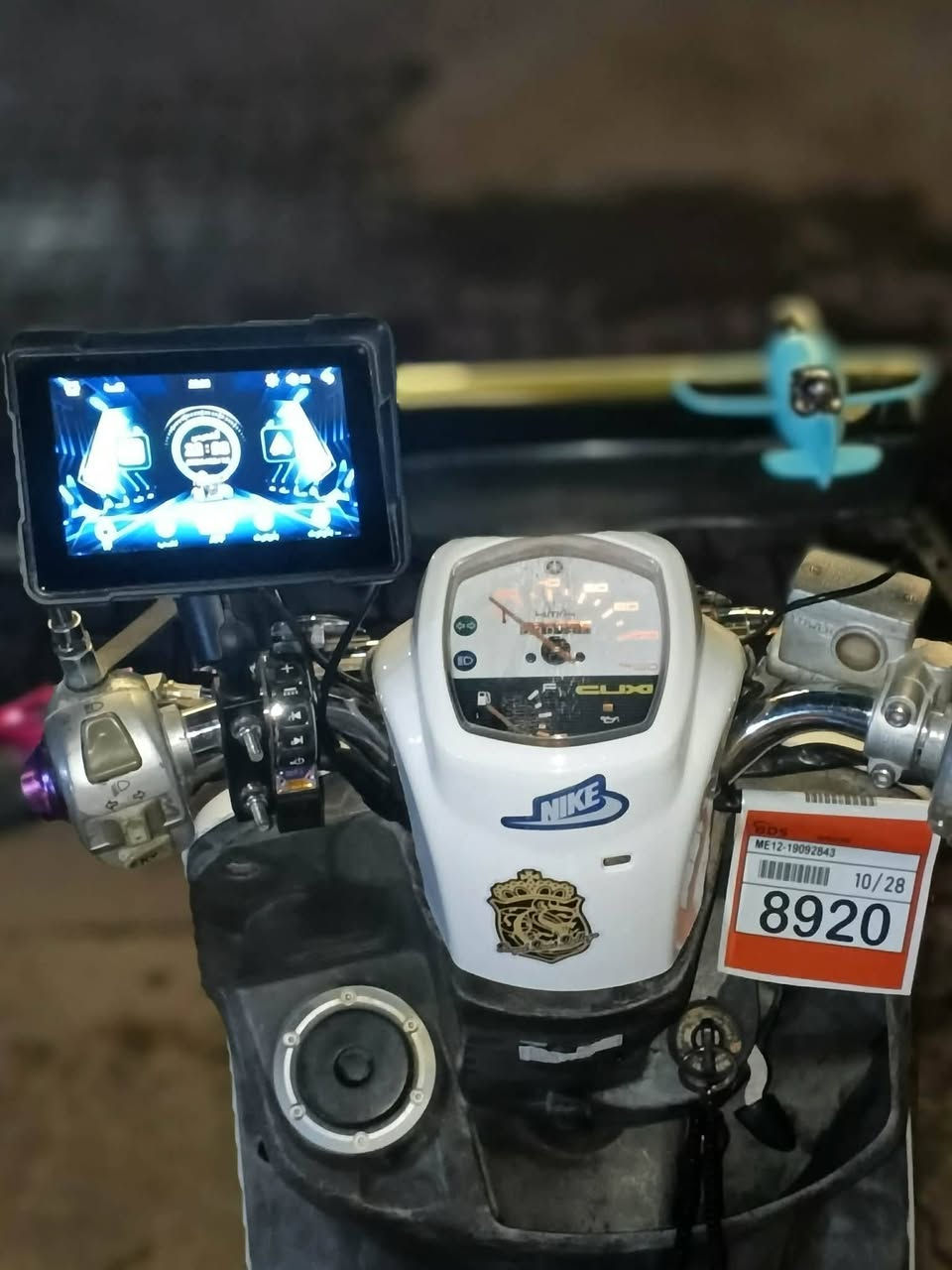 السلام عليكم بوليسي جديده رمبه اي عطل مابيها مكينه بلاديه مكفوله بس كفرات تجاريه هستوني بدلتهن دراجه اولى مزوده شاشه ام بي ثري بيها هواي بيها شغلات هواي صارف عليها سعر 900 وبيها مجال  مكان مدينه صدر الاستفسار عل رقم ***********
