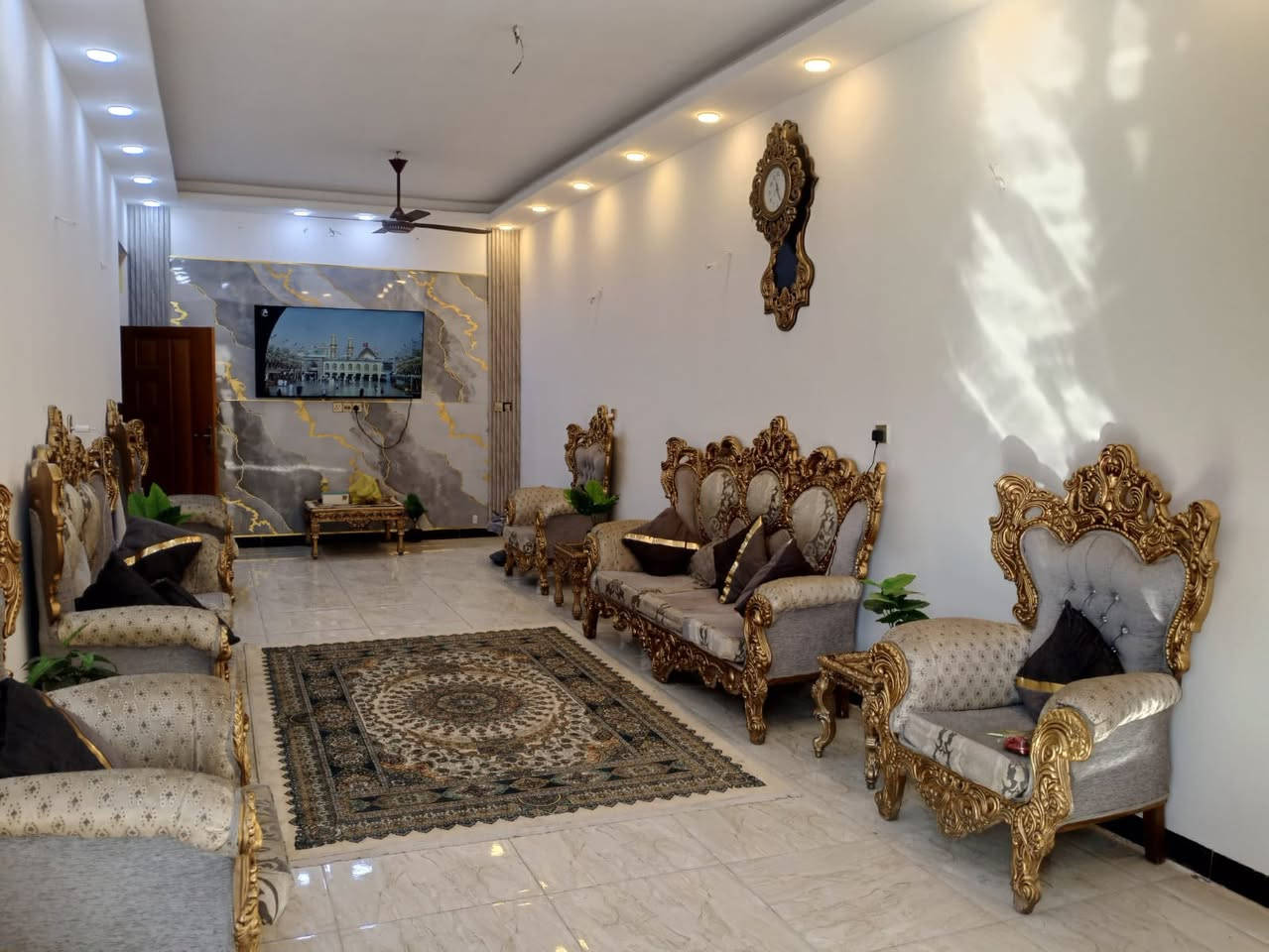 دار للبيع طابو صرف سكني
المساحه ١٥٠ متر بناء جديد 
يحتوي على استقبال طوله ٩ متر 
ومطبخ وصاله ويحتوي على ٥ غرف نوم 
بناء جديد صب مسلح طابوك وقريب على الشارع العام 
العنوان المدائن الورديه شارع الرئيسي الثاني للورديه ***********
