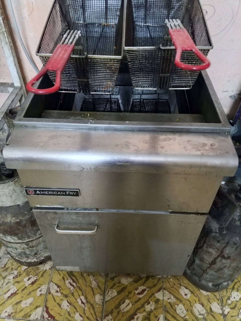 سلام عليكم غراض مطعم للبيع المكان مدينة الصدر قطاع 79 ***********=التواصل
