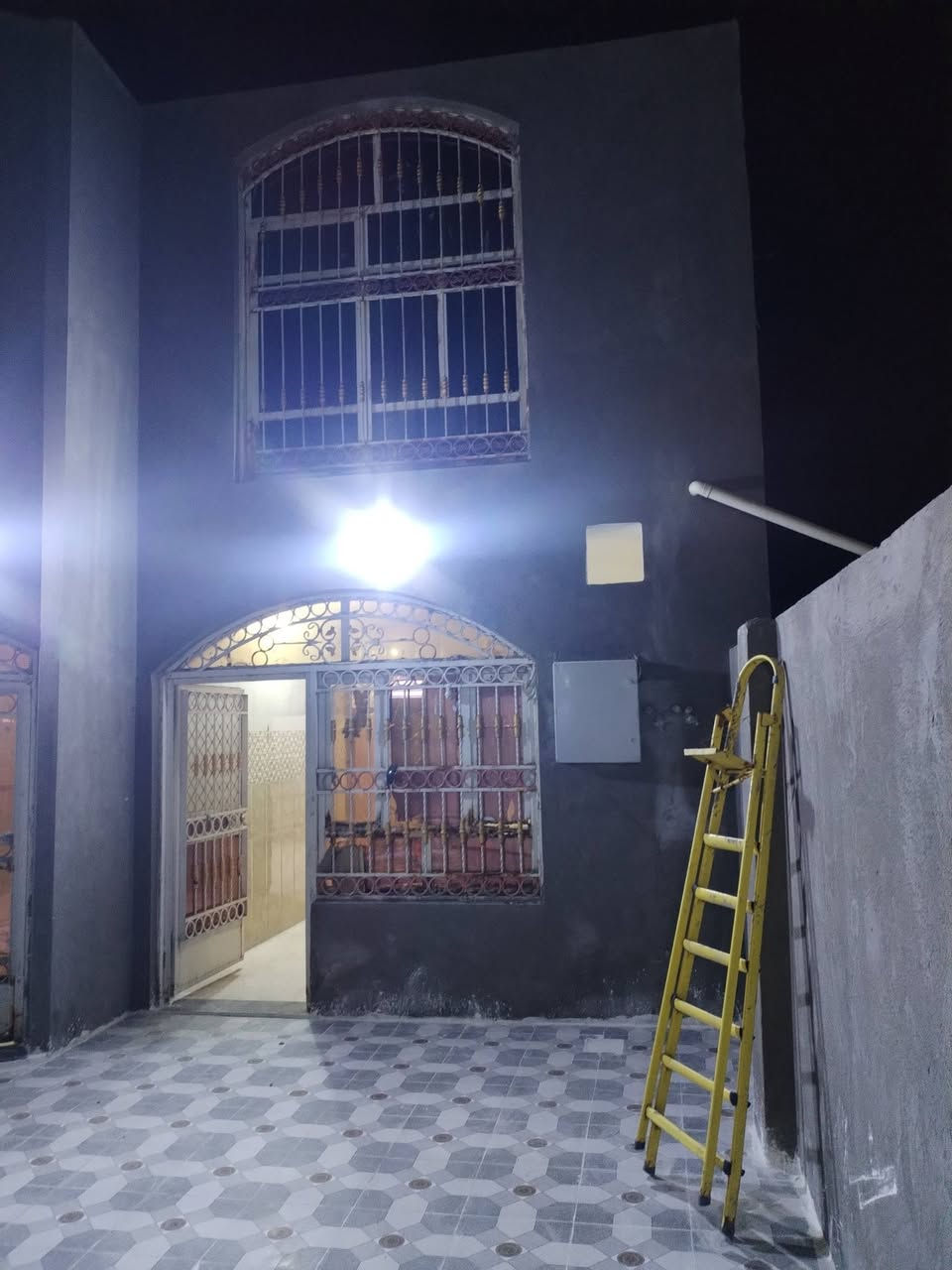 سلام عليكم بيت طابو صرف لبيع مساحته 200 بيت نضيف كلش وفارغ حالين بي غرفتين ومطبخ وصاله وستقبال وصحيات خارجيه ممر داير مداير البيت
المكان باشيه قرب ساحة شيخ حسنين سعر 80 وبي مجال بسيط
***********
