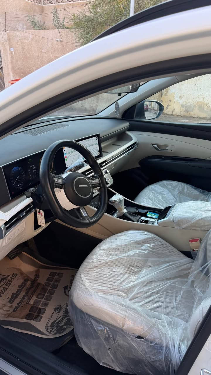 ⸻

 هونداي توسان 2025 – فل مواصفات / اخت الزيرو 

 الموديل: 2025
 الرقم: أربيل دولي
 السنوية: نافذة لغاية 2030
 الاستخدام: شخصي
 الحالة: زيرو تقريباً – اخت الزيرو
 المسافة: 30 ألف كم فقط
 الكفالة: كفالة عامة من الزلغ (الشخط والرصعة)

 المواصفات والتجهيزات:
 • تشغيل عن بعد
 • 4 أنظمة قيادة (Drive Modes)
 • سايد بريك إلكتروني (دگمة)
 • أوتو هولد
 • شاشة ديجتل متصلة
 • كشنتات كهربائي
 • دواخل أوف وايت فخمة
 • تربيد كشنات
 • مرايات شفط كهربائي
 • حساسات أمامية وخلفية
 • كاميرا 360 درجة
 • صندوك كهربائي
 • بردات خلفية
 • سبير (استبن) ما نازل
 • ثبات عالي وسواقة ناعمة

 السيارة نظيفة جداً، ما محتاجة أي صرف
 فحص بأي مكان وعلى حساب المشتري
 نسخة فل – نادرة بهالمواصفات

 فرصة ذهبية للي يريد توسان 2025 بحالة الزيرو وبسعر مناسب (السعر 230)
 للتواصل:  اتصال *********** البصرة, العراق
