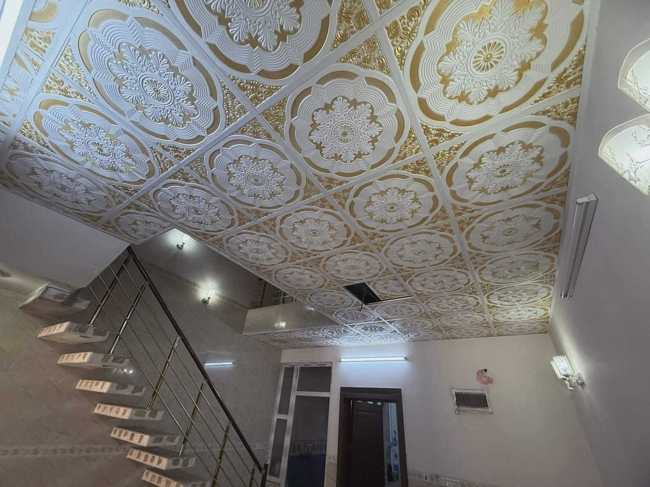 خانوو بۆ فرۆشتن
📍 هەولێر – هەفلان
📐 رووبەر: 100 مەتر
📄 تاپۆ: تاپۆی تەواو (دائمی) بە ناوی خۆم
🏠 دروستکراوی پێش 10 ساڵ
✨ هیچ کەسێک تێدا نیشتەجێ نەبووە (خانووەکە زۆر پاک و وەک نوێیە)
🧱 بەنیاد و بیناسازی باش
🛣️ شوێنی ئارام و باش بۆ نیشتەجێبوون

📞 ژمارەی پەیوەندی: (***********) 

بيت 🏠 للبيع 
اربيل منطقة هفلان 
100 متر طابو صرف دائمي
البيت بناء قبل عشر سنوات صفر غير مسكون 
يتكون من : 
الطابق الأول 
حوش + مرافق
مطبخ 
هول 
غرفة نوم 
منور 
حمام + مرافق 
سنك
الطابق الثاني 
غرفة استقبال + مغسلة 
غرفة نوم + حمام + مرافق نظام سويد 
البيت جاهز من كل النواحي
تانكي مي عدد ٣ حديد 
 دكتات مبردة مركزية 
تانكي نفط 
السطح ايزوكام بالكامل ارض وجدران 
الشبابيك كلها حديد مسلح 
لمعرفة باقي التفاصيل والسعر الاتصال على الرقم التالي: 
***********
