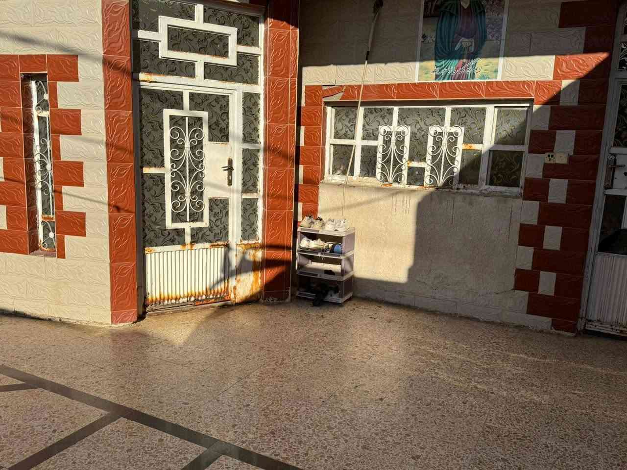 بسم الله الرحمن الرحيم
للبيع بيت طابو 
 المساحته 200 متر
العنوان  حي الحسن العسكري 
نهايه شارع عكش على السايدين 
طابقين
يحتوي الطابق الأول على 2 غرف وصاله واستقبال ومطبخ وصحيات ومنور
 والطابق الثاني يحتوي على 2 غرف وصاله 
  للستفسار الاتصال على الرقم ***********
