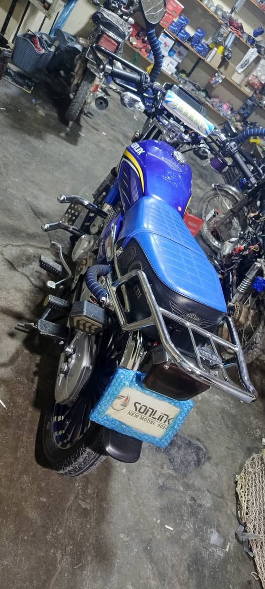 السلام عليكم دراجه سولنك 24شكل 25زنجيل دراجه مفوله نضافه بدون اي نقص بيع او مراوس سعر 875 وبيها مجال للشراي ***********
