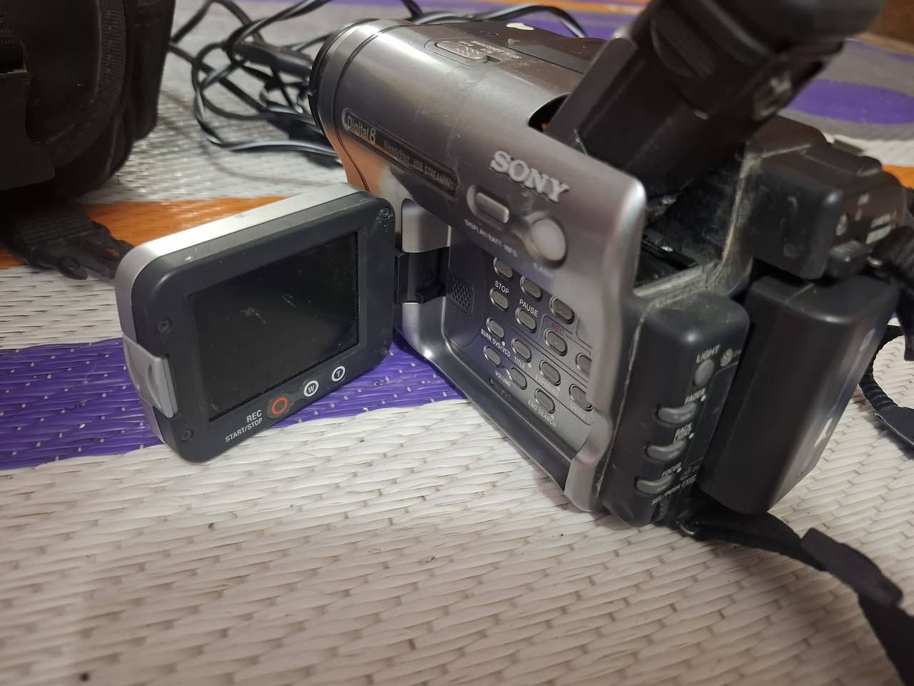 كامره SONY كاسيت 8 ملم شغاله شرط الضمان والفحص ملحقاتة كله موجودة سعره [125] يوجد توصيل اتصال ***********
