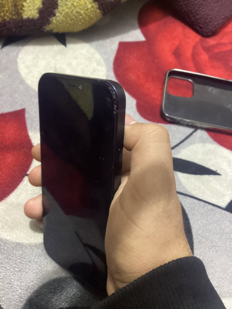 سلام عليكم ايفون 12 عادي مبدلل بطاريه وبي شويه كسر ب شاشه ليشوفك مماثر ع لمس مابي اي مشكله وفيس ايدي واكف عموان بغداد الكماليه رقم ***********
