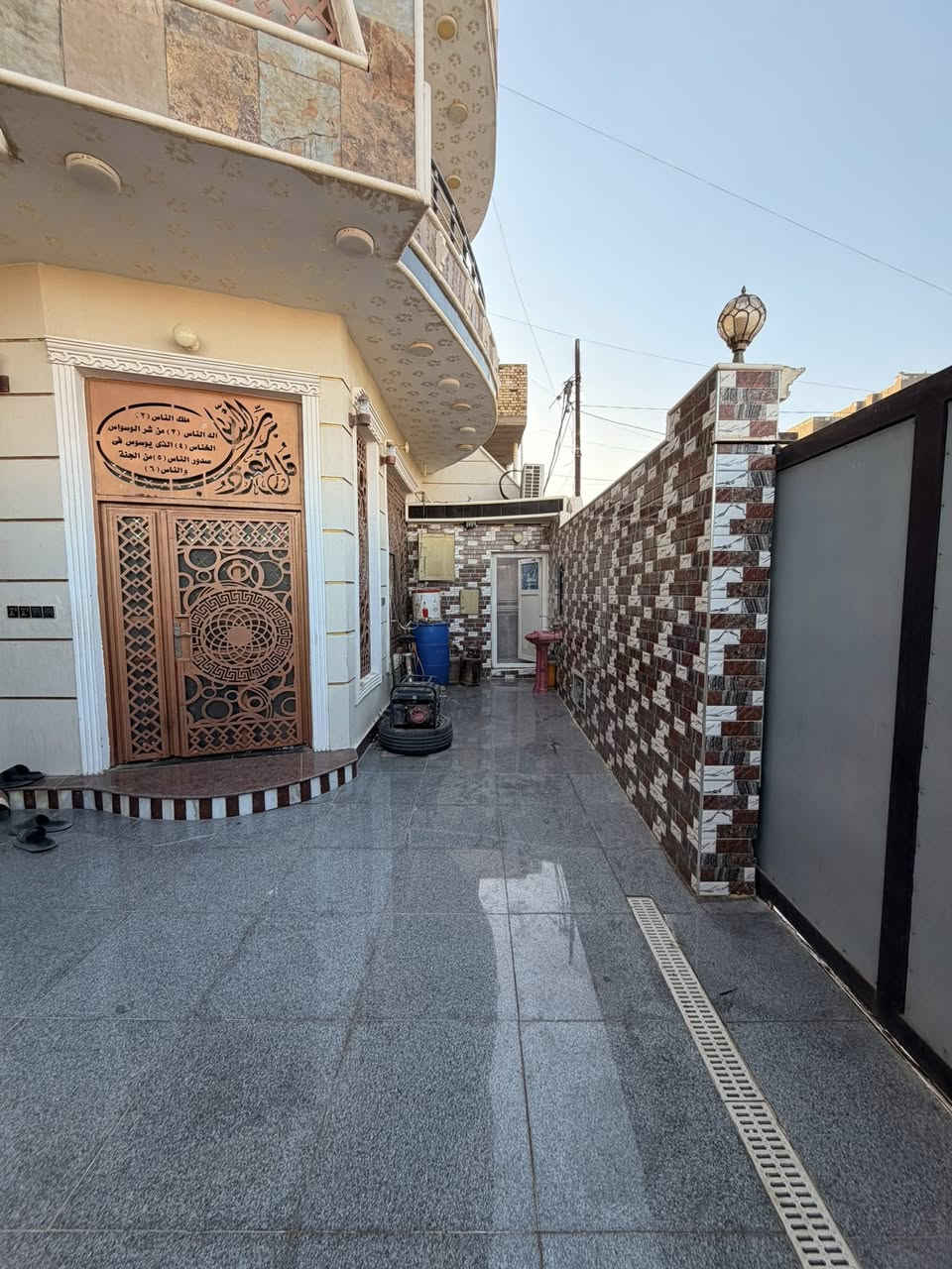 🛑 دار سكني  للبيع 
المنطقة :  حي الحضارة قرب مدرسه العبير🚩

المساحه :  220  ✅ مقابيل ساحة ركن 
        كونكريت مسلح                               
التفاصيل :  طابقين 
البيت : الطابق الاول ❌
غرفتين نضام سويت  ومطبخ  وصالة واستقبال وصحيات داخلية وخارجية وكراج وحديقة 
وطابق ثاني❌ أربع غرف نوم وحده نضام سويت ومجمع صحيات وصاله كبيره

للاستفسار 
     مراجعة مكتب رسول الوزني للعقار  
الديوانية . حي الصدر الاول.شارع اسواق طيبة
 للمعلومات ولمزيد من التفاصيل ⬇️
       مراسلة الصفحة  
      او الاتصال 

***********
