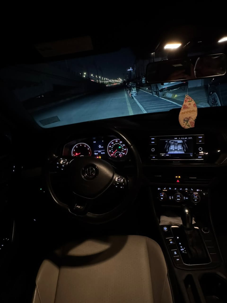 السلام عليكم اخواني  جيتا موديل 2019 مواصفات R line_ رادار امامي خلفي حساسات مرايه كشنات هيتر سقف بانوراما بريك اوتو 
حجم مكينه 1.4 توربو كير محرك كهربايا ابشرط
 كلين سيارة او عنده دفتر بنزين 
السيارة ماشيه 59ميل 
علماً السيارة فقط لبيع *بدون حادث كلين تايتل فقط دعامية امامي 
اليحب يعرف سعر سيارة  رسلني او اتصل  وتدللون 
مكان سيارة كركوك شرط تحويل  ورقم سيارة كركوك*
رقم تليفون. ***********واتس

مع تفاصيل موصفات 
السياره خير من الله مآبيه نواقص كلشي جديد بيها الحمدالله 

1- مكينه نظيفه حلوه وتربو 

2-سايد بريك بصمه 

3- اوتو هولد 

4-شاشه اعطال 

5- رادار امامي خلفي توقف ذاتي

6- نقطه عمياء + تدفئه كشن 

7- تحكم ستيرن فول
