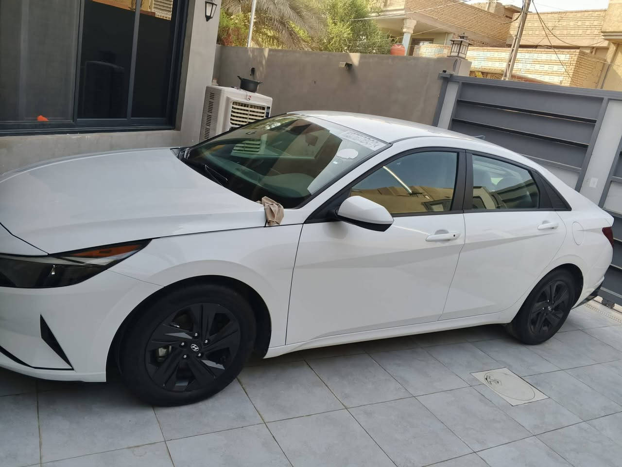📣 للبيع: هيونداي إلنترا 2022 SEL (وارد أمريكي)

​📌 تفاصيل السيارة والماشية:

​المسافة المقطوعة (الماشي): 60 ألف ميل.

​حالة الحادث: حادث كلش خفيف (قبق جنطة فقط) وباقي السيارة مكفولة.

​المكان: بابل - شارع 60 (السيارة مرقمة أربيل كما في الصورة 4135.jpg).

​⚙️ المواصفات الميكانيكية والأداء:

​المحرك: 4 سلندر، سعة 2000 سي سي (اقتصادي وقوي).

​ناقل الحركة (الكير): أوتوماتيك ذكي مع وضعيات قيادة متعددة (اقتصادي ECO، رياضي SPORT، ذكي SMART).

​نظام الدفع: أمامي.

​💎 الراحة والرفاهية الداخلية:

​التشغيل والدخول: بصمة تشغيل مع ميزة الدخول الذكي، وخاصية فتح الصندوق الخلفي تلقائياً عند الاقتراب.

​الشاشة والترفيه: شاشة لمس قياس 8 إنش تدعم نظامي (آبل كاربلاي و أندرويد أوتو) لاسلكياً بدون واير.

​نظام التكييف: تحكم تلقائي ومستقل لدرجة الحرارة بين السائق والراكب (تكييف مركزي قطعتين).

​النظام الصوتي: راديو متطور مع 6 سماعات محيطية عالية النقاء.

​🛡️ أنظمة الأمان والرادارات (مواصفات كاملة):

​كاميرا خلفية دوارة مع خطوط توجيهية لتسهيل الركن.

​رادار مانع التصادم الأمامي مع خاصية كشف المشاة والتوقف التلقائي في الطوارئ.

​رادار الحفاظ على المسار (تنبيه عند الخروج من المسار والمساعدة في التوجيه).

​نظام كشف النقاط العمياء في المرايا الجانبية (حساس رادار جانبي).

​تنبيه حركة المرور الخلفية عند الرجوع إلى الخلف.

​نظام الضوء العالي التلقائي (يتحكم بالإضاءة حسب السيارات المقابلة).

السعر 160

​

📞 للتواصل والاستفسار: [*********** ]
