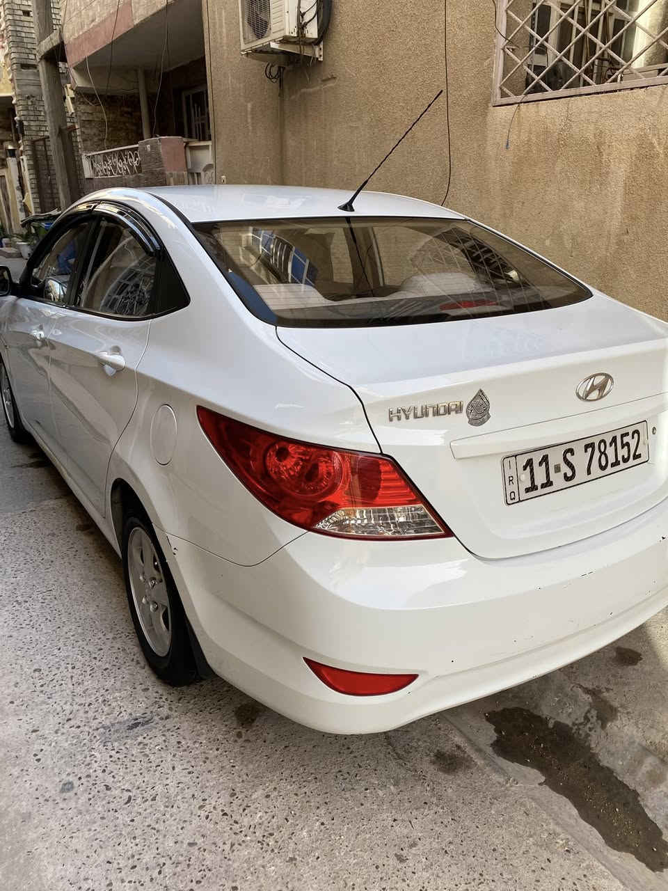 سلام عليكم اكسنت للبيع موديل 2013 موصفات شركه القلم سياره مكفوله من صبغ والبارد ماشيه 61 الف بيه رصعه بل باب الخلفي صغيره سعر110 رقم الهاتف ***********
