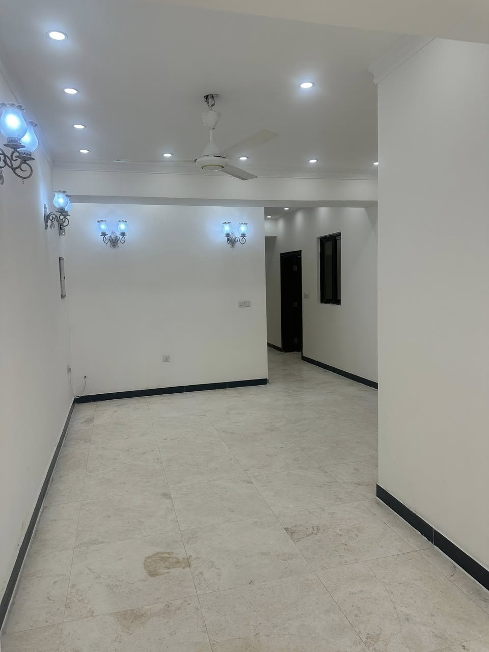 دار للايجار طابق ارضي مغزول مساحة260 متر   في الكرادة قرب كنيسة ماريوسف يحتوي 3 نوم وصالة وهول داخلي و3 حمام      تواصل على الارقام ***********      *********** ايجار للعوائل اوشركات
