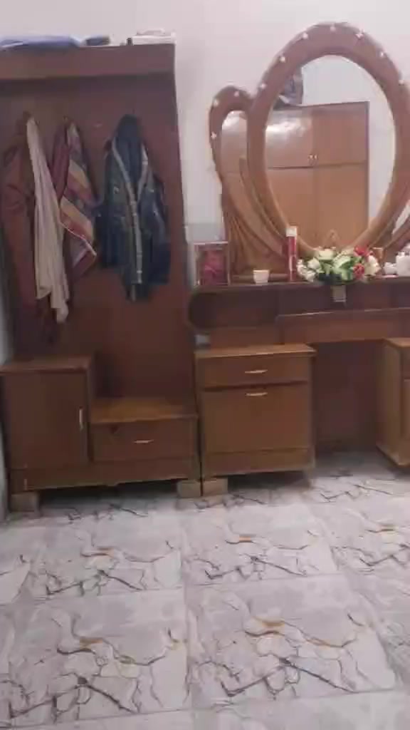 السلام عليكم غرفه نوم للبيع خشب اصلي وقوي السعر 450 بيها مجال /***********
