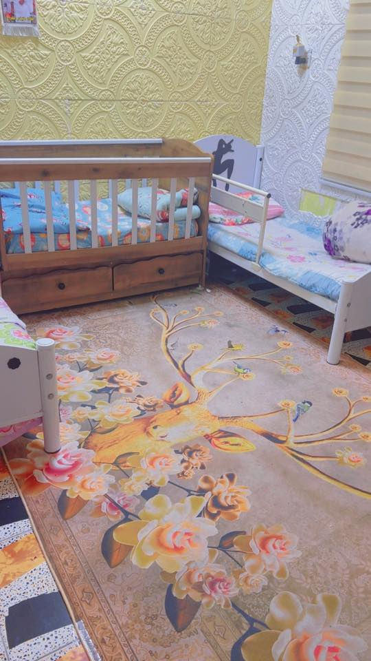 بيت للبيع 
الاسكان الاولى الشارع العريض طابقين متكون من الطابق الاول استقبال وصالتين منفصلات غرفة نوم + غرفة مخزن ومطبخ وصحيات داخليه وخارجيه الطابق الثاني غرفتين وصاله وصحيات السعر 45 للتواصل اتصل على هذا الرقم ***********
