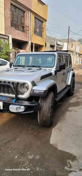 جيب رانكلر صحاري (4Xe) 2022 هايبرد الكترك
 بـيع أو مراوس حسب القناعة 
..رقم بغداد بأسمي 
..بيها مكانين صبغ بسيطات بدون لغود بدون شواصي
حجم المحرك: 2000 تيربو + هايبرد +شحن خارجي شحن يمشيك ٥٠ الى ٦٠ كيلو
المسافة المقطوعة: 33 الف ميل
(قمارة بانوراما كشف كهرباء)
تشغيل بصمة 
لوكير دفع رباعي
كشافات أمامية 
شحن خارجي 
هيتر بالستيرن 
شاشة عرض 
تدفئة بالكشنات 
تشغيل عن بعد 
كشنات جلد 
دمام خلفي 

ملاحظات
 السيارة عليها كت كامل روبيكون
1_دعامية أمامية روبيكون حديد 
2_فندرات جانبية ربيكون LED 
3_بنيد روبيكون 
4_دعامية خلفية روبيكون 
5_ويل وتاير روبيكون 
6_قمارة بانوراما كهرباء
7_دبلات روبيكون 
السعر 275 وبيها مجال بسيط سيارة مصروف عليها هواي ومزوده وكالة كله اصلي وابو الخبره يعرف شكد صرفياتها 
***********_بغداد بغداد
