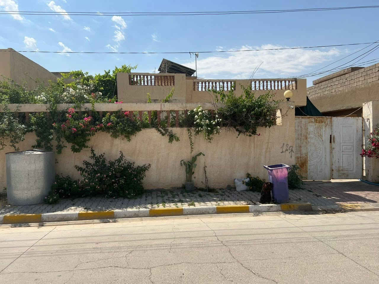 بيت ٣٠٠م موقع حلو شارع عريض  حي القادسيةمقابيل حولي القادسية الكورنيش وقريب على شارع الجمل المقابلة لجدول الحويجة الواجهة ١٥م البيت بحالة جيدة مأجر حاليا السعر ٩٥ مليون وبي مجال قليل باسم شخص واحد للاستفار أكثر مراجعة مكتب الزغيت اوالاتصال على الرقم *********** يكون الرد عالاتصال حصرا
