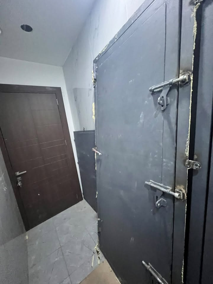 باب حديد عدد 2للبيع طوال مترين وعشره  عرض متر لاستفسار ***********
