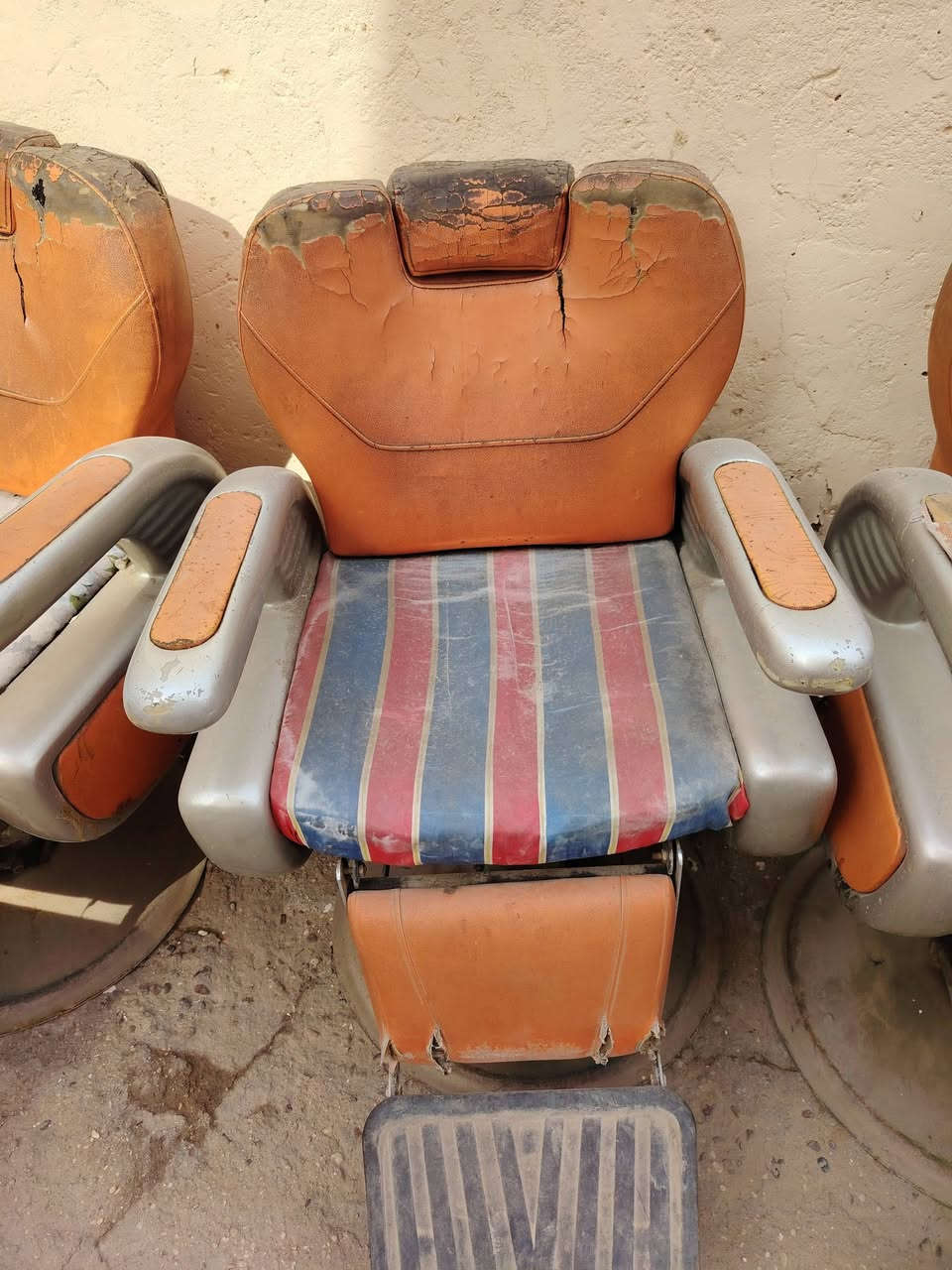 السلام عليكم عندي كراسي مستعملة و بل اضافه امرايات عدد 3 واجهيات / 3 ازغار خلفيات العنوان اجبله هذا رقمي اتصال انطيك السعر ***********
