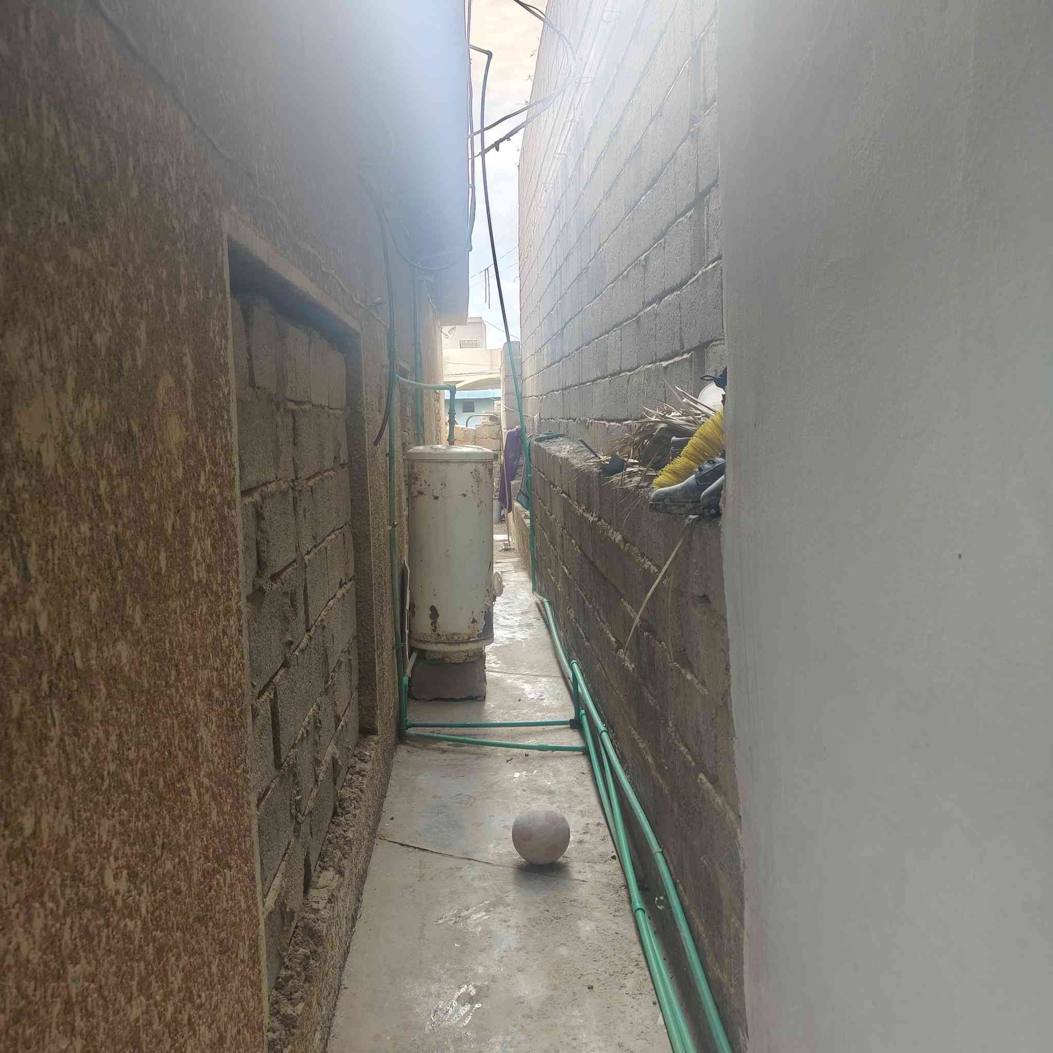 دار للبيع ( طابو صرف مساحة 165 متر) 
(طول  30 متر وعرض 5 ونص)  للتواصل 
( ‏‪0774 832 2571‬‏   )  مكلف بالنشر
