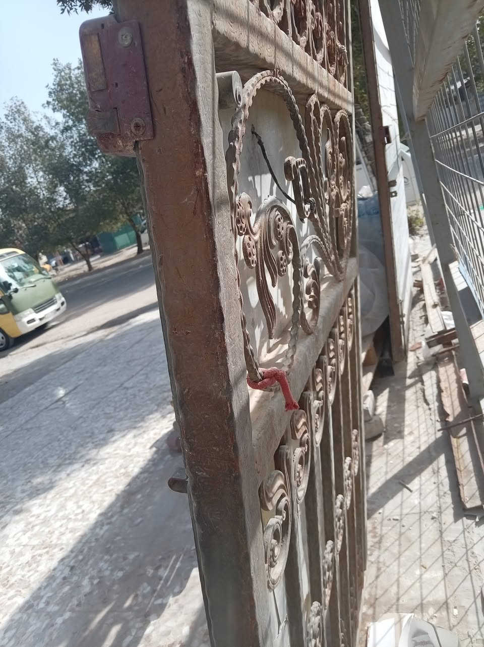 السلام عليكم باب للبيع السعر 350 وبي مجال الاستفسار الرقم ***********
