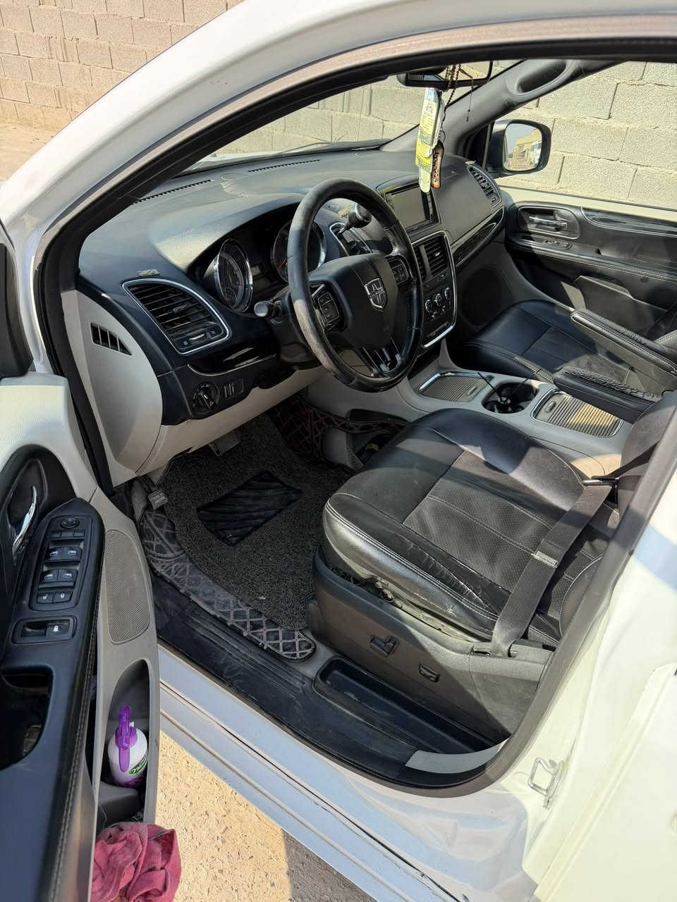 دوج كرفان 2019 سياره فول تشغيل عن بعد ابواب كهربائيه 
صندوك كهربائي سياره بيهة كلير احزام من امريكا يرادلهة شغلاات بصيطه ضربتهة جاملغ وباب كلش خفيفه بدون دواخل سعر ١٦٠ وبيهة مجال 
***********
