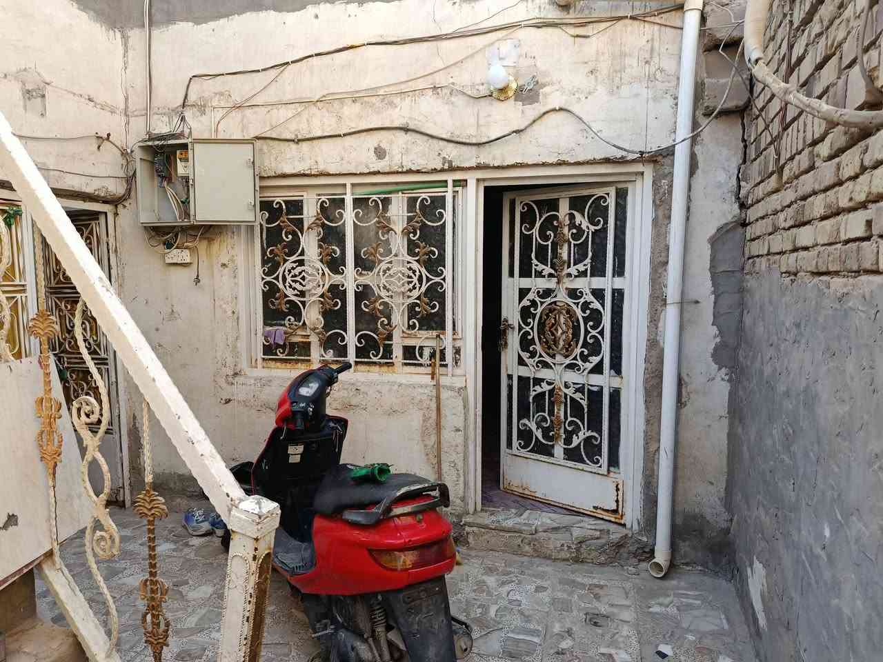 بيت للبيع100 دولان متر ونص العرض خلف مركز حي للوحده بشارعين
استقبال و غرفه وصاله ومطبخ وصيحيات وطارمه منور دخلي 
بيع او مراوس 
***********
