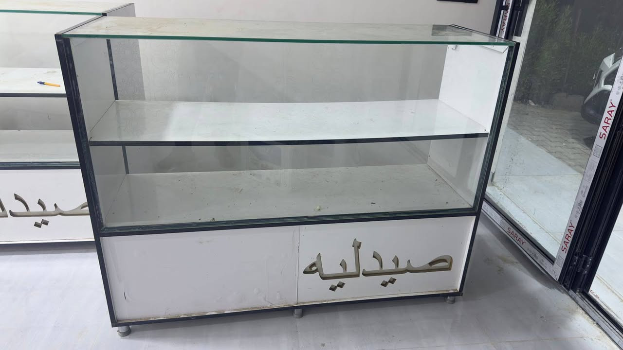 سلام عليكم موجود رفوف عدد 2. الاول طوله مترين ونص. والثاني طوله 3 امتار ونص + ميوزه عدد 3 
اثنين منهم طولهن على متر والثالث طوله متر ونص للأستفسار اكثر اتصل على الرقم ***********

