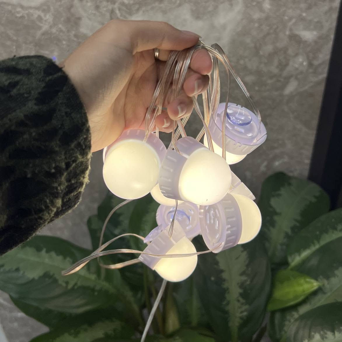 إضاءة مرآة مكياج LED USB – Vanity Mirror Lights

إضاءة LED مخصصة للمرايا تمنحك رؤية أوضح وتفاصيل أدق أثناء العناية اليومية والمكياج.

• تصميم إضاءة مخصص للمرايا مع لمبات دائرية موزعة بشكل متناسق

• تثبيت لاصق قوي (Strong sticky – Difficult to fall out)

• لمبات قابلة للدوران مع تصميم تلسكوبي (Rotating telescopic)

• إمكانية تعديل طول السلك بحرية حسب حجم المرآة (Free adjustment line length)

• تعمل عبر مدخل USB لسهولة التشغيل وتعدد خيارات الطاقة

• إضاءة بلون أبيض بدرجة حرارة 6000K–6500K

• درجة حرارة اللون: 6000K – 6500K
• مصدر الطاقة: USB
• جهد الإدخال: 5V
• التيار: 2A
• استهلاك الطاقة: أقصى طاقة للمبة الواحدة 1.6W

– توصيل عبر USB (طاقة هاتف، منفذ USB، أو فيشة حائط USB

محتويات العلبة

• مجموعة لمبات إضاءة مرآة LED
• سلك USB للتشغيل
• نظام تثبيت لاصق مدمج باللمبات بغداد, العراق


**إذا كنت صاحب هذا الإعلان وتريد حذفه لأي سبب، رجاءا أرسل رسالة إلى الدعم الفني**