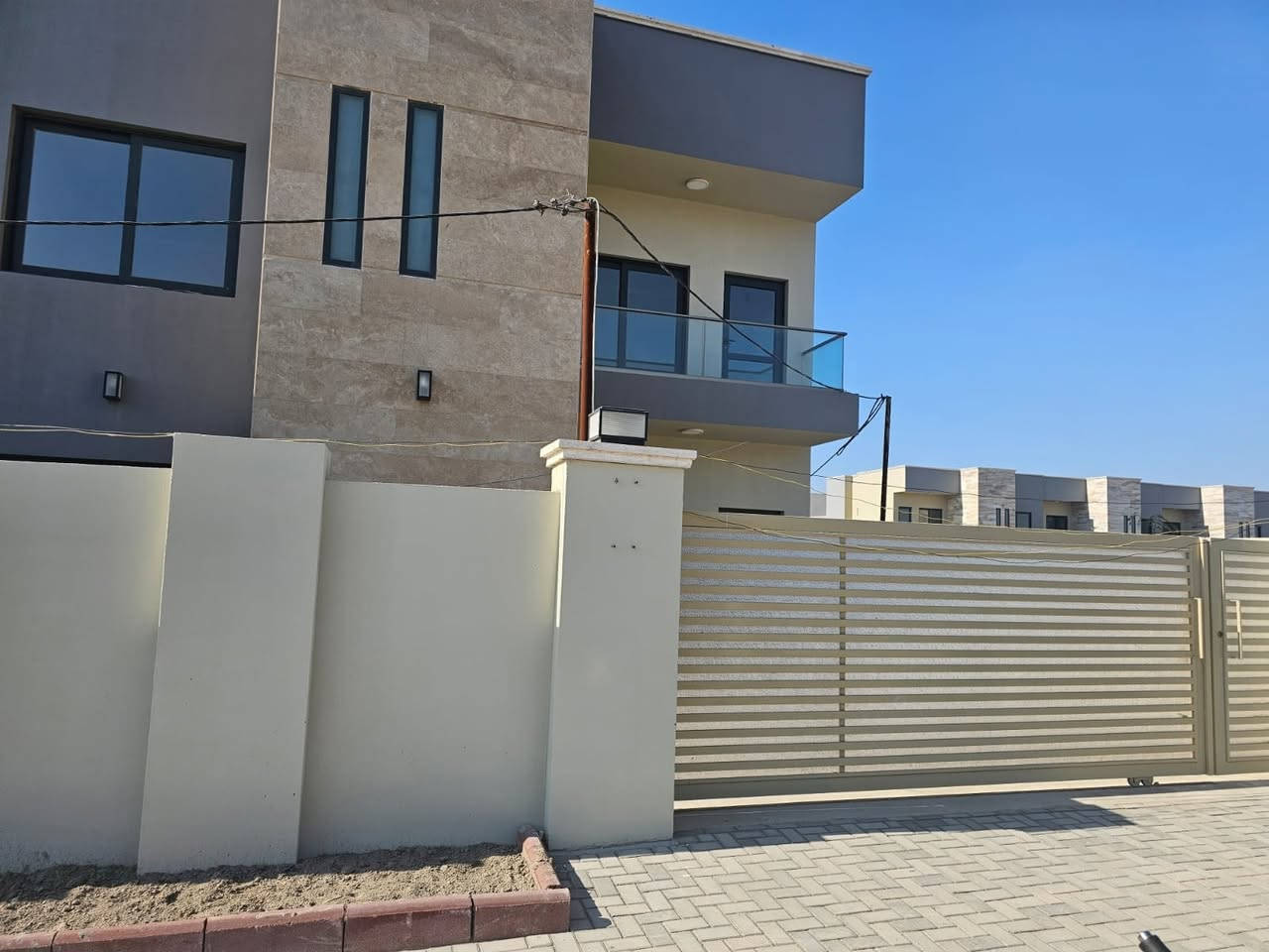 دار ٢٣٥ م ركن للبيع في مجمع بوابة الكاظمية في موقع مميز يحتوي على اربع غرف نوم وخمس حمامات بسعر مناسب
***********
