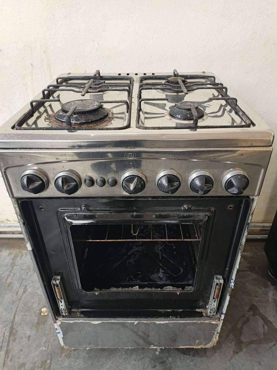 طباخ 5 عيون بعده جديد سعر 100
طباخ 4 عيون نقص فقط جامه فرن مكسوره سعر 40 
استفسار وتساب ***********
