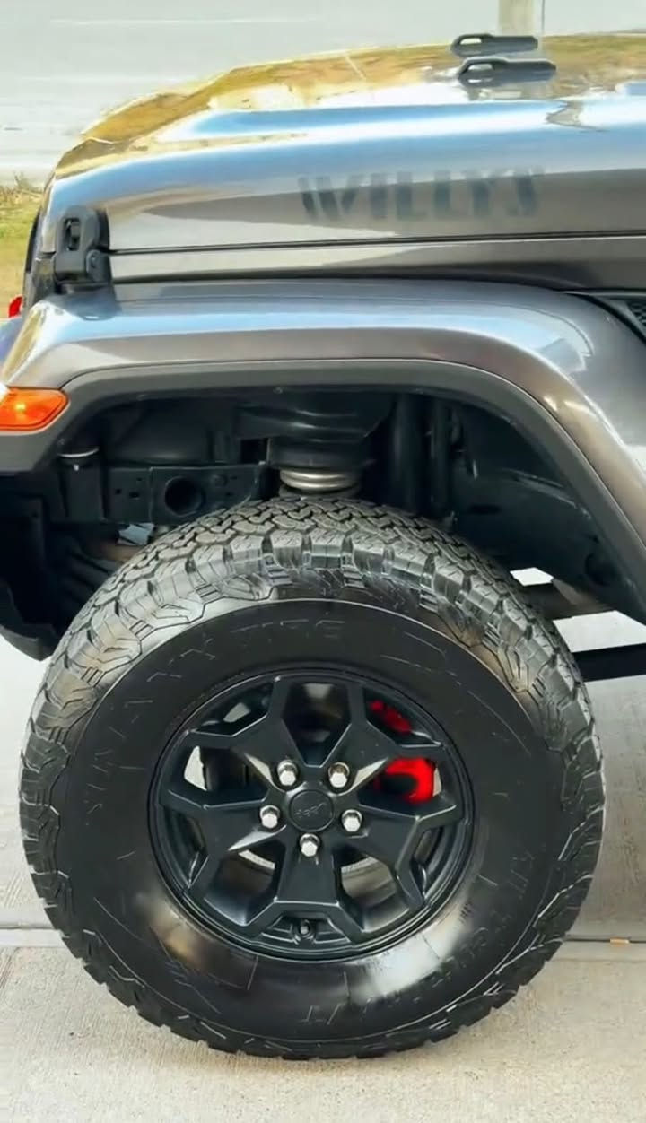 Jeep gladiator 2021 کەنەدی
ماسەفات Willys

٤٠ میل حقیقی رۆیشتووە

کلین تایتل بێ سبوغ و بێ ارباگ 

بیلادی ٦ انج بەرز کراوە

شغال و شاشە گەورە و دوو سویچی بیلادی و حساس ئیشارەت و کوشن هیتەر و سوکان هیتەر و کامیرەی پشت و پێش

 

نرخی ٢٩٥ وەرەقە

*********** ☎️
