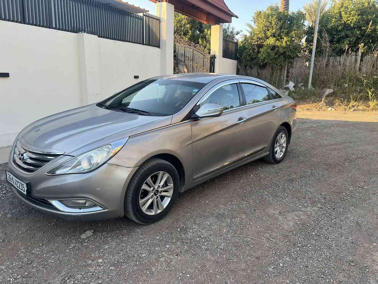 سلام عليكم للبيع سوناتا 2012 وارد خليجي كوري محرك 2000 محرك وكير حداديه بحاله جيده مواصفات تجي                                     
حساسات +قطعتين تبريد و اشاير بلمري تدفئة كشنات 
مري شفط تخم تاير جديد السياره بصمه فول عدا الفتحه بيه اربع قطع صبغ جهه السائق رش بدون معجون السعر 92$ وبيه مجال الاتصال على الرقم ***********
