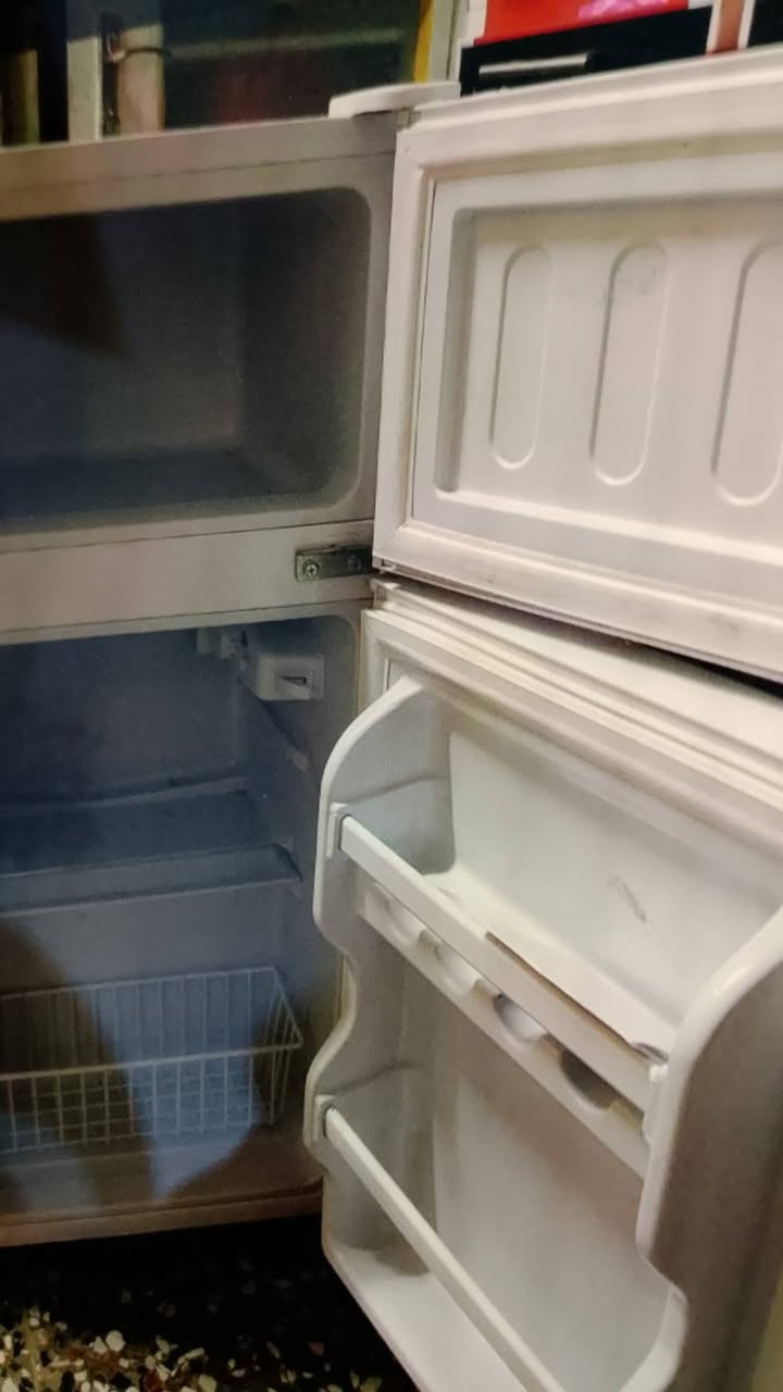 ثلاجه ٦قدم للبيع للاستفسار الاتصال بالرقم ***********ابو مهند

