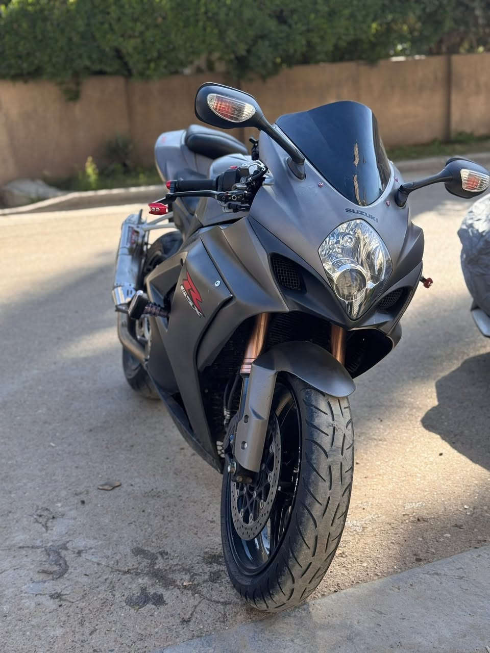 السلام عليكم الدراجة للبيع
دراجة Gxs-r مكينة 1000 موديل 2008 وارد يابان لون تيتانيوم مميز هدرز تيتانيوم صالنصة يوشيمورا امريكي اصلي برمجة ٣ مودات ماشية ٢٤ الف سعرها 55 وبيها مجال بسيط مكان الدراجة بغداد - الدورة هذا رقمي *********** مامتواجد على الفيس
