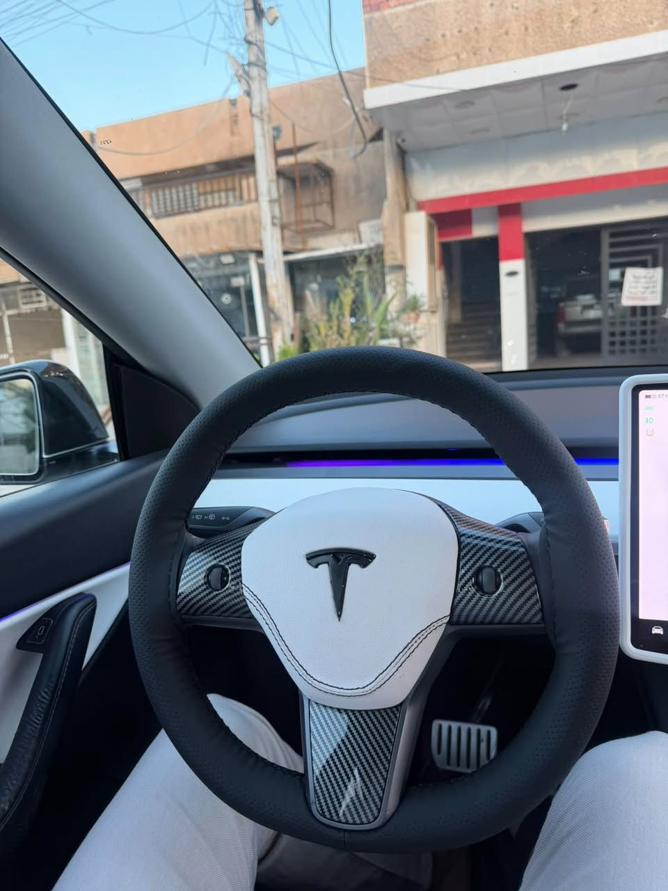 السلام عليكم للبيع 
تيسلا y بيفورمنس ( رياضية ) 2022

نظام دفع: كهربائي ثنائي المحرك (Dual Motor AWD)
* الدفع: رباعي دائم (AWD)
* التسارع 0-60 ميل/س (0-97 كم/س): 3.5 ثانية
* السرعة القصوى: 250 كم/س (155 ميل/س) تقريباً
* القوة المقدرة: بين 455 و580 حصان حسب طريقة القياس والمصدر.  

البطارية والمدى

* البطارية: حوالي 75 كيلوواط ساعة
* المدى الرسمي EPA: 303 أميال (488 كم) للشحنة الواحدة.  
* الشحن المنزلي (240 فولت): حوالي 11.8 ساعة للشحن الكامل.  
* دعم شحن Tesla Supercharger السريع حتى 250 كيلوواط.  

العجلات والفرامل

* جنوط Uberturbine قياس 21 إنش
* فرامل Performance أكبر حجماً
* نظام تعليق رياضي منخفض مقارنة بفئة Long Range.  

المقصورة

* شاشة وسطية 15 إنش
* سقف بانورامي زجاجي كامل
* 5 مقاعد
* تدفئة للمقاعد الأمامية والخلفية
* شحن لاسلكي للهواتف
* نظام صوت Premium مع 14 سماعة وساب ووفر.  

مساحة التخزين

* خلف المقاعد: 34.3 قدم³ (حوالي 971 لتر)
* الحد الأقصى بعد طي المقاعد: 76.2 قدم³ (حوالي 2158 لتر).  

أنظمة السلامة

* Autopilot الأساسي
* مثبت سرعة متكيف
* المحافظة على المسار
* كاميرات محيطية
* مراقبة النقطة العمياء
* ⁠
الحادث فقط جاملغ وبنيد مكفول شواصي ولغود واي شي غير الذكرتهن تصليح درجه اولى ✅

السعر 21500 بيه مجال 

عنوان بغداد 

*********** 

‭0788 011 0077
