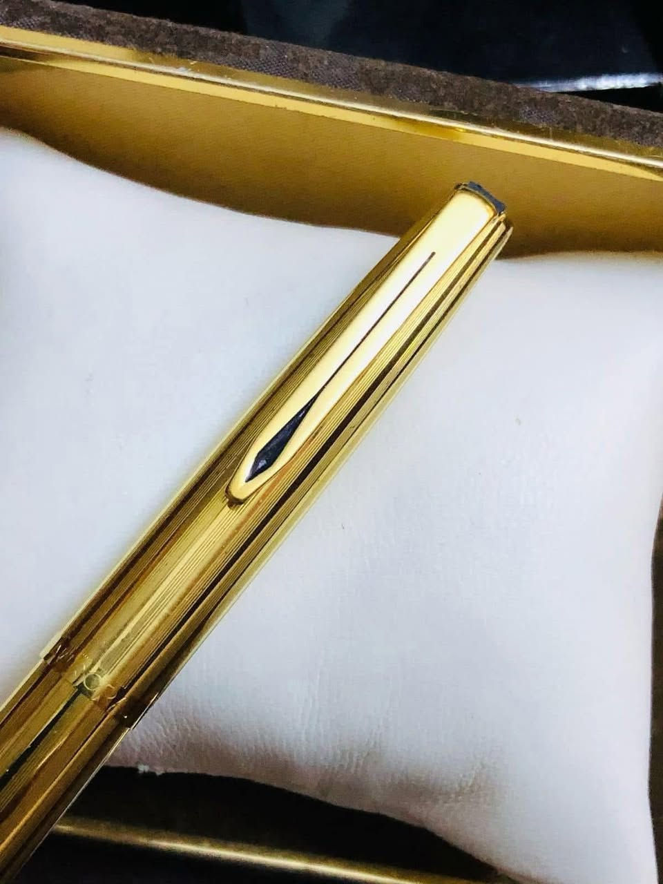 قلم ارورا  ( AURORA) حبر 
استيراد الأجهزة الدقيقة العراقية 
إيطالي الصنع اصدار محدود 
ريشه ذهب خالص عيار ١٤ 
مع تغليف ذهب  لوك غير مستعمل 
مع العلبه الأصلية والكتلوك 
للاتصال ***********

